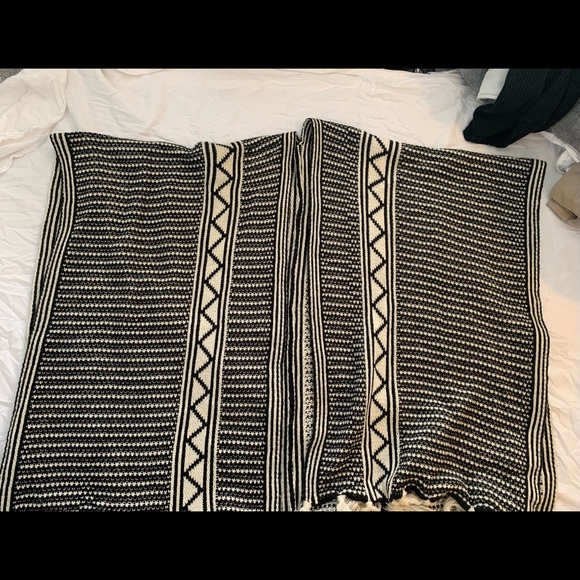 SWEATER KNIT SHAWL/PONCHO - Picture 2 of 2